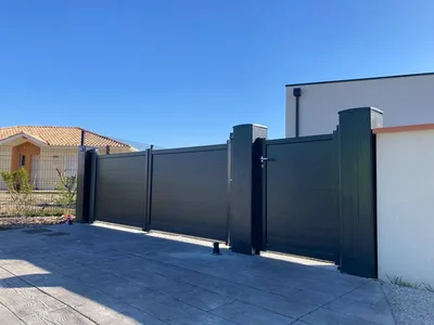 Installation d'un portail gris anthracite avec motorisation intégrée sur la commune de Mios par Aquit'M 