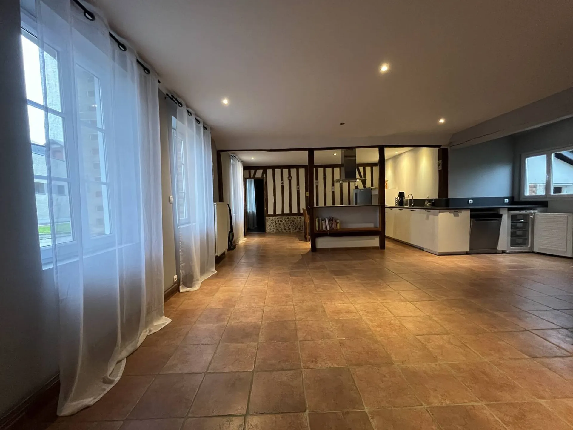 Maison de caractère, à vendre, offrant de beaux volumes, située à Betteville