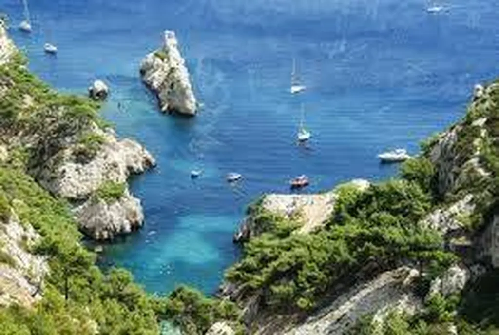 Vue spectaculaire de la Calanque de Sugiton depuis un bateau de l’Eden Boat.