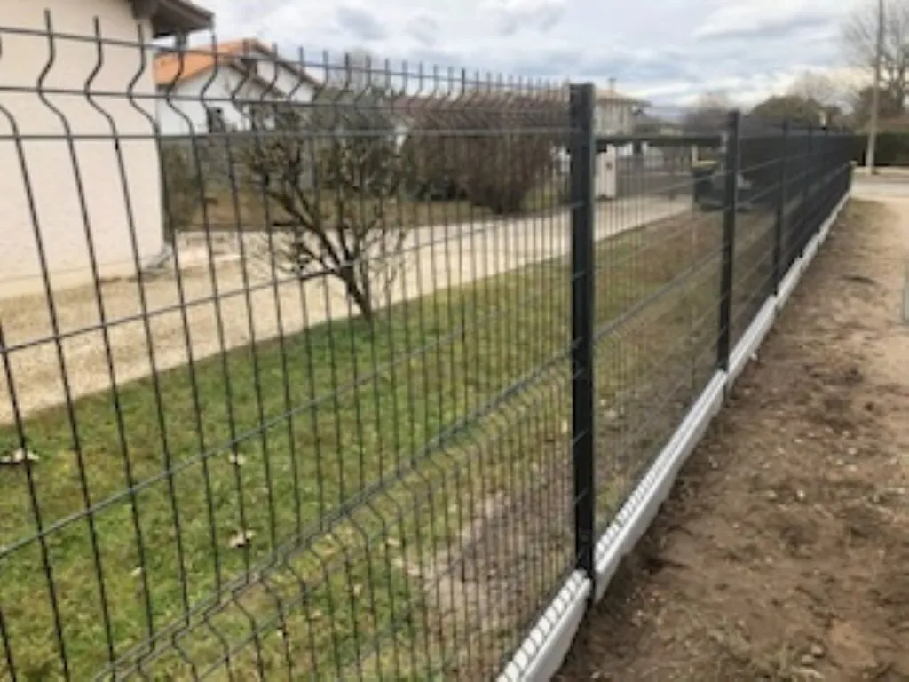 Réalisation d'une clôture en panneaux rigides RAL 7016 et soubassement béton à Salles