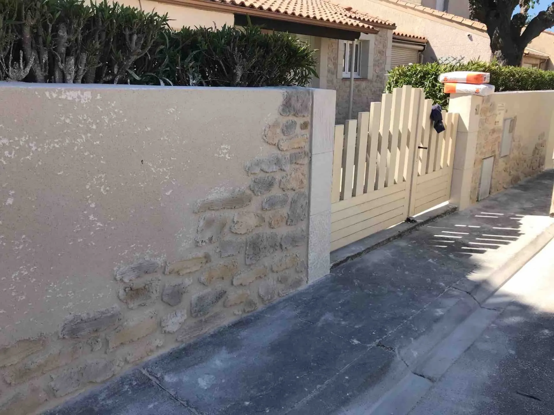 Ravalement d’une façade en effet pierre sur Marseillan proche de Sète