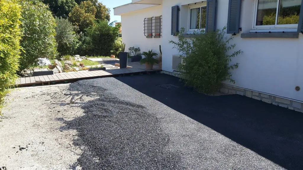 réfection d'une cour en enrobé de bitume noir sur Carnoux en Provence