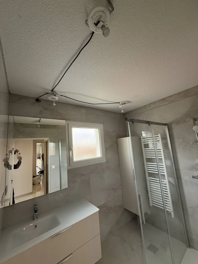 Plafond gouttelette : pourquoi le cacher plutôt que le supprimer ? Plafonds Tendus Occitans Toulouse