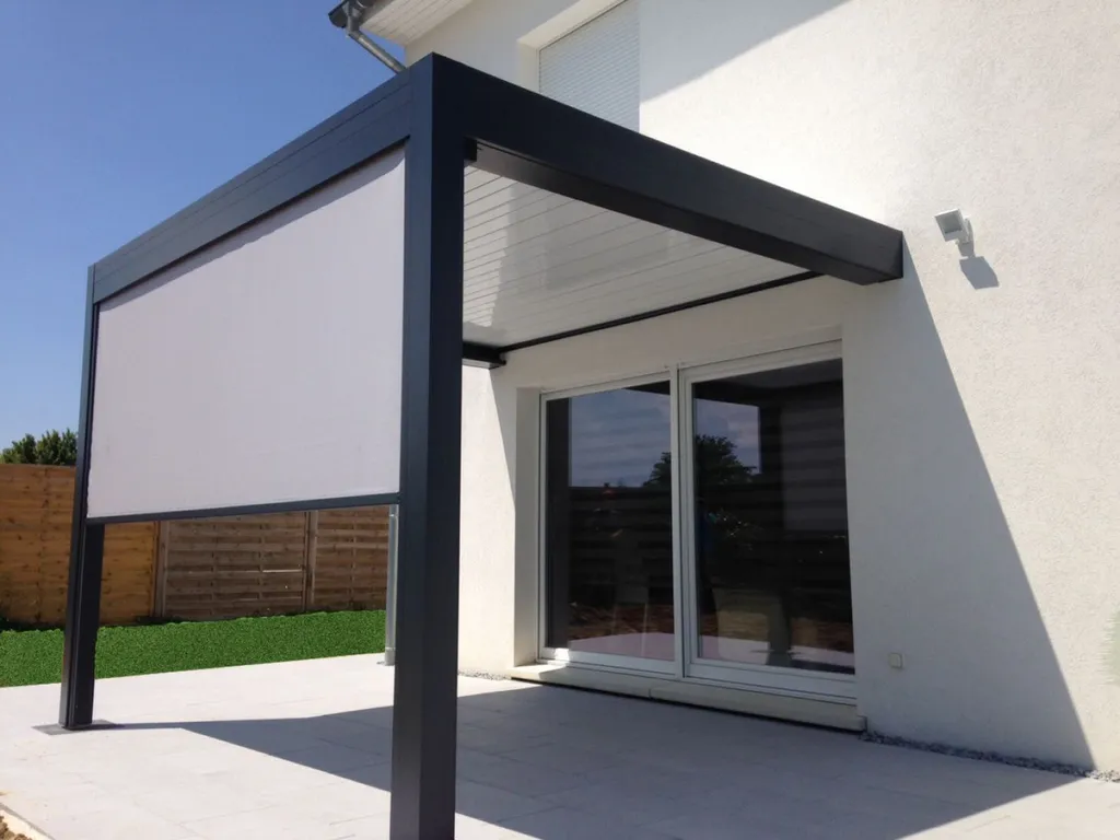 Installation pergola bioclimatique avec store ZIP en Corse : fermeture latérale toile screen intégrée dans les coulisses, protection solaire et visuelle, sans décrochage par vent