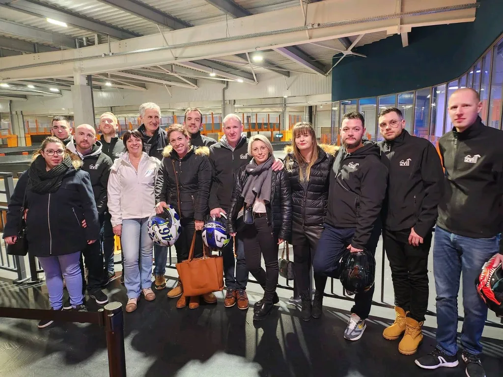 Sortie karting et repas convivial pour clôturer cette année 2022, avec l'équipe 2VI PEINTURE au complet