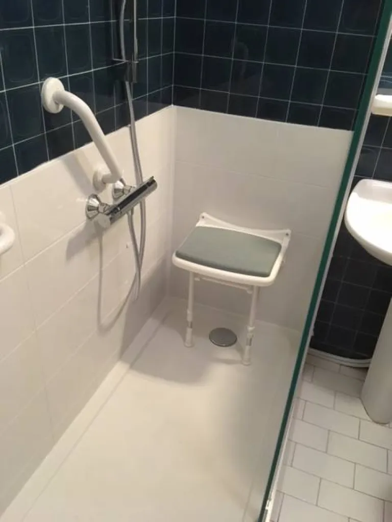 Remplacement de Baignoire par douche sénior sécurisée Kinedo à Sainte Geneviève des Bois Essonne (91) IdF