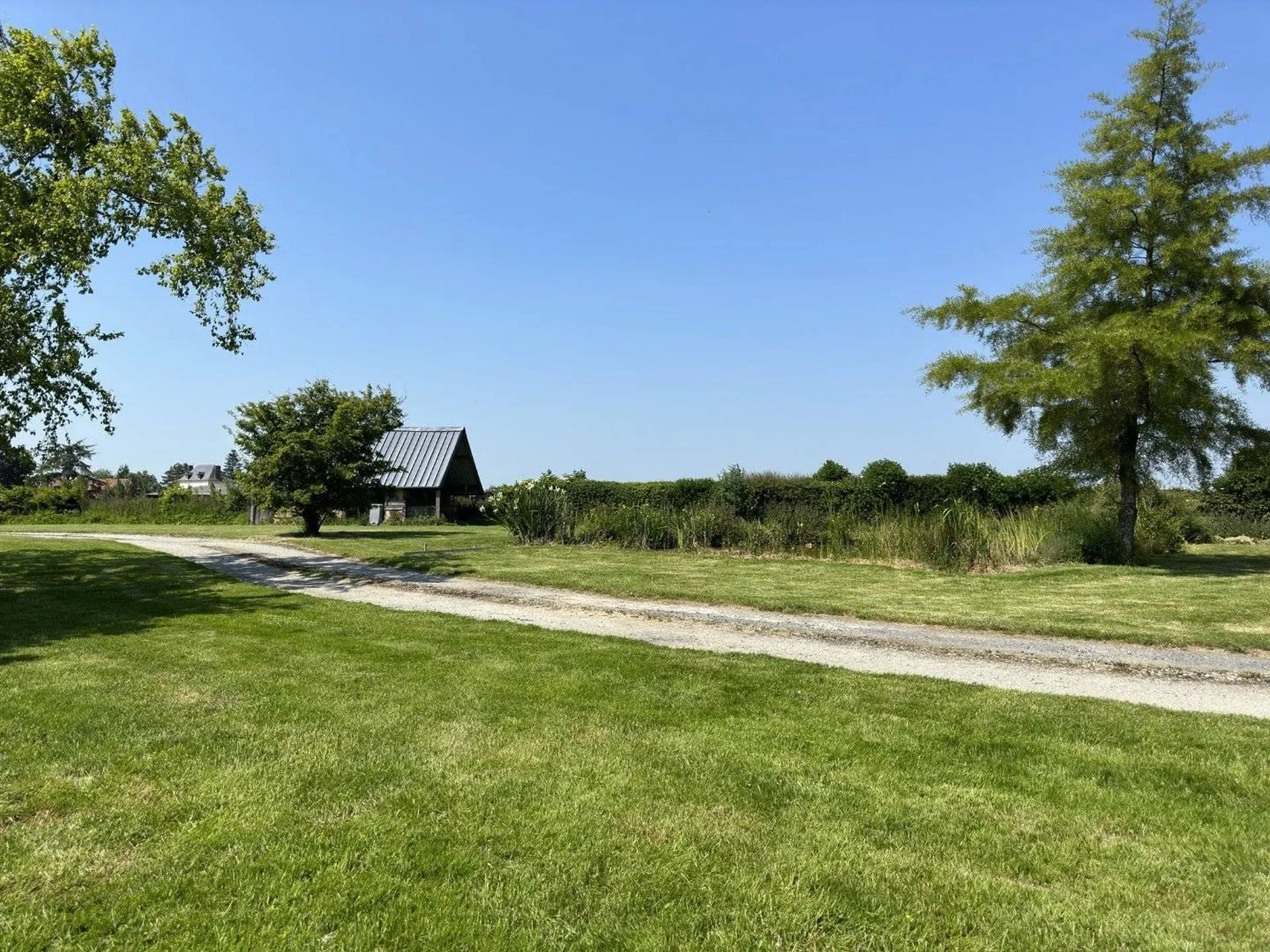 Vends en Normandie, authentique maison du 17ème siècle en briques et silex et d'une seconde maison récemment rénovée.