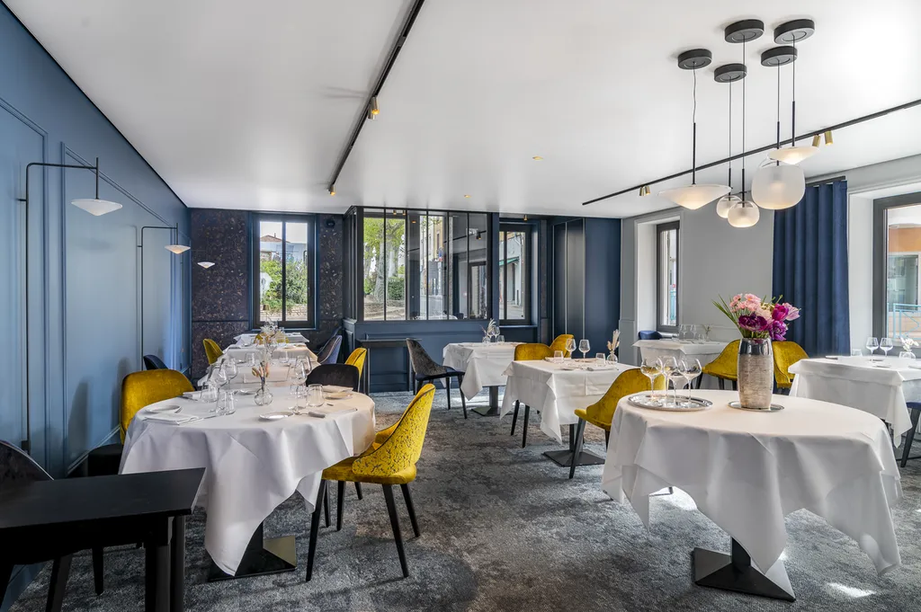 Installation d’un plafond tendu Barrisol Clim® pour chauffage et climatisation dans le restaurant étoilé l’Auberge du Cep à Fleurie dans le Beaujolais