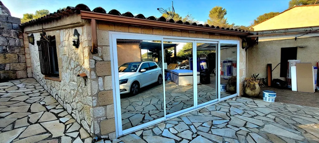 Prestataire de pose film solaire sur bâtiment pas cher dans les Alpes Maritimes 