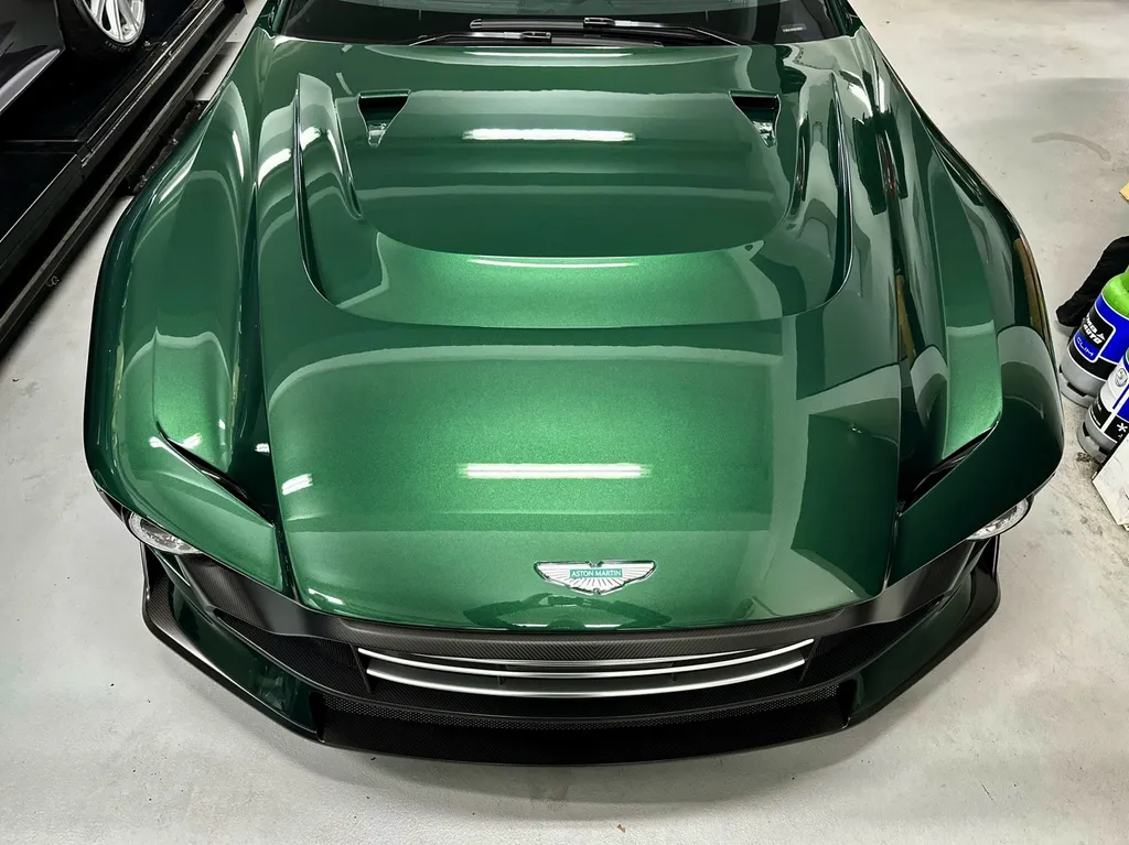 Traitement céramique Lyon protection carosserie Aston Martin Valour 