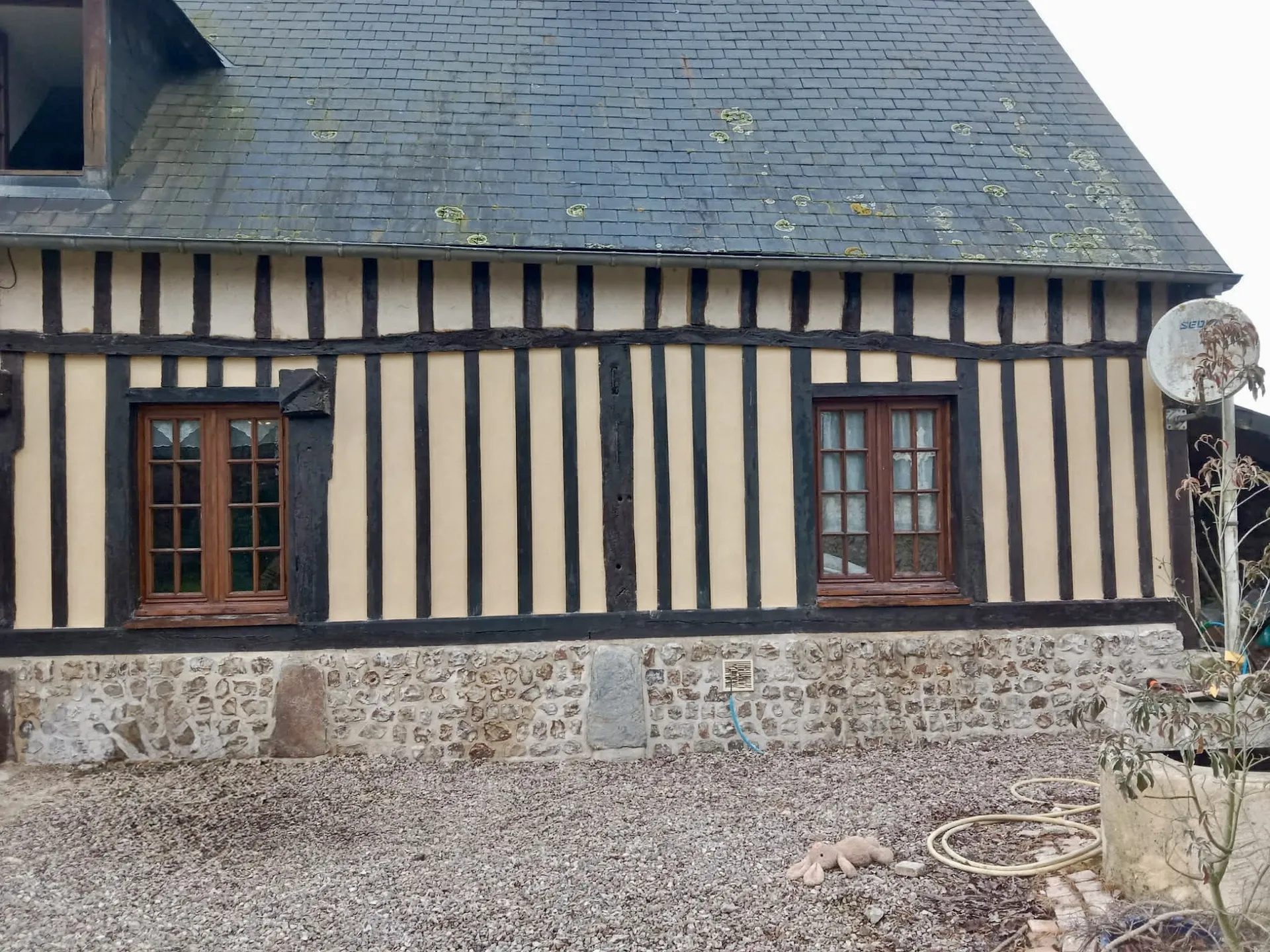 Rénovation de façade entre colombage avec des carreaux de terlians et dégrossi à la chaux proche de Fécamp en Seine-Maritime 76