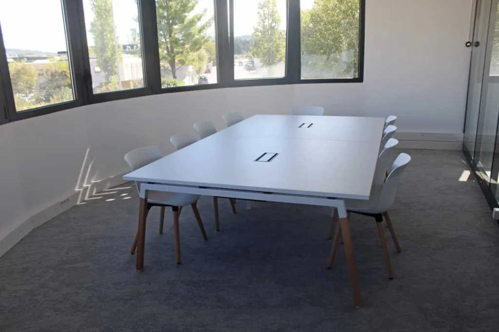Aménagement de 500 m² à Aix-en-Provence pour 57 postes avec mobilier CIMIC, solutions acoustiques, salles de réunion et espace détente pour les Laboratoires Naos / Bioderma