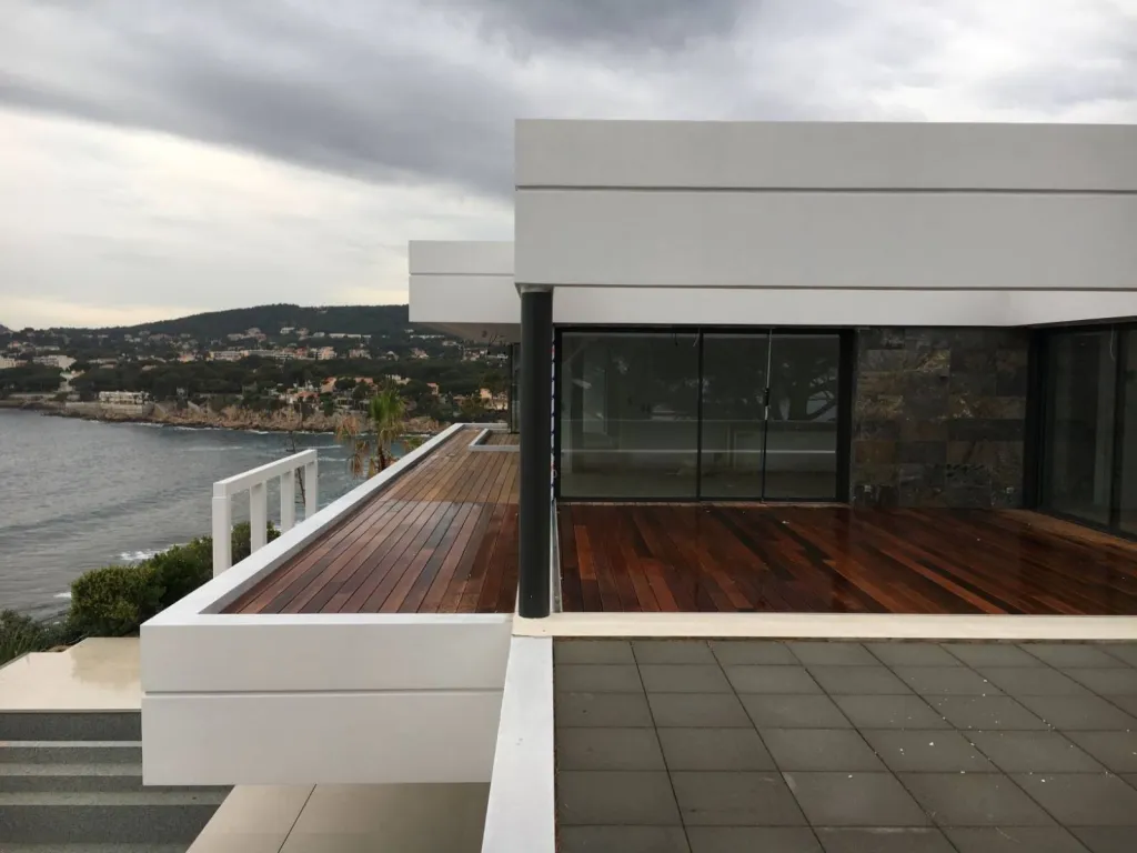 Mise en œuvre d’un complexe d’étanchéité sur terrasse accessible, avec isolation thermique intégrée, pour garantir confort et durabilité dans cette villa contemporaine.