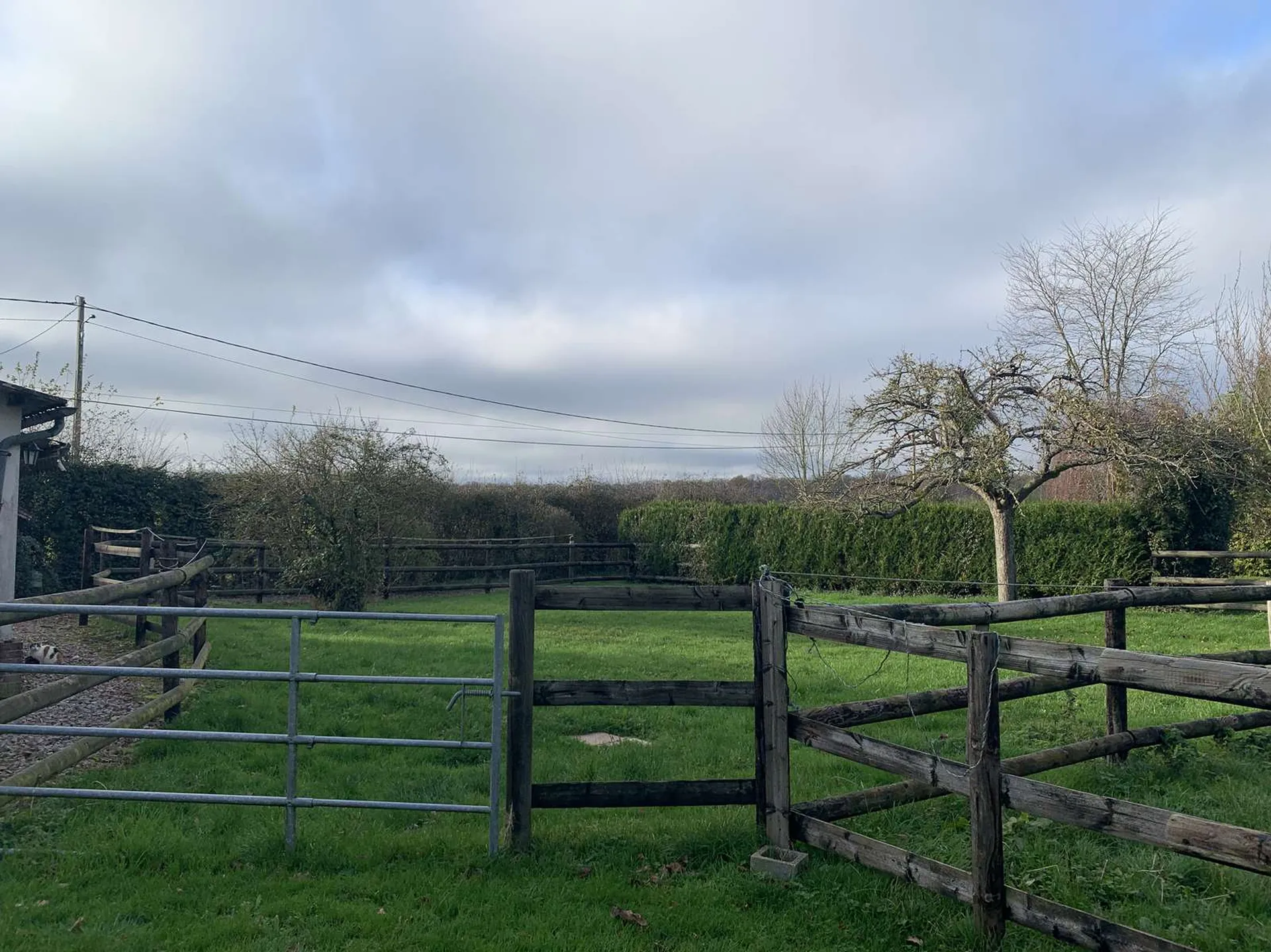 A VENDRE - En NORMANDIE, département de l'EURE, à proximité de BEAUMESNIL, une propriété équestre avec 12 ha 40 a