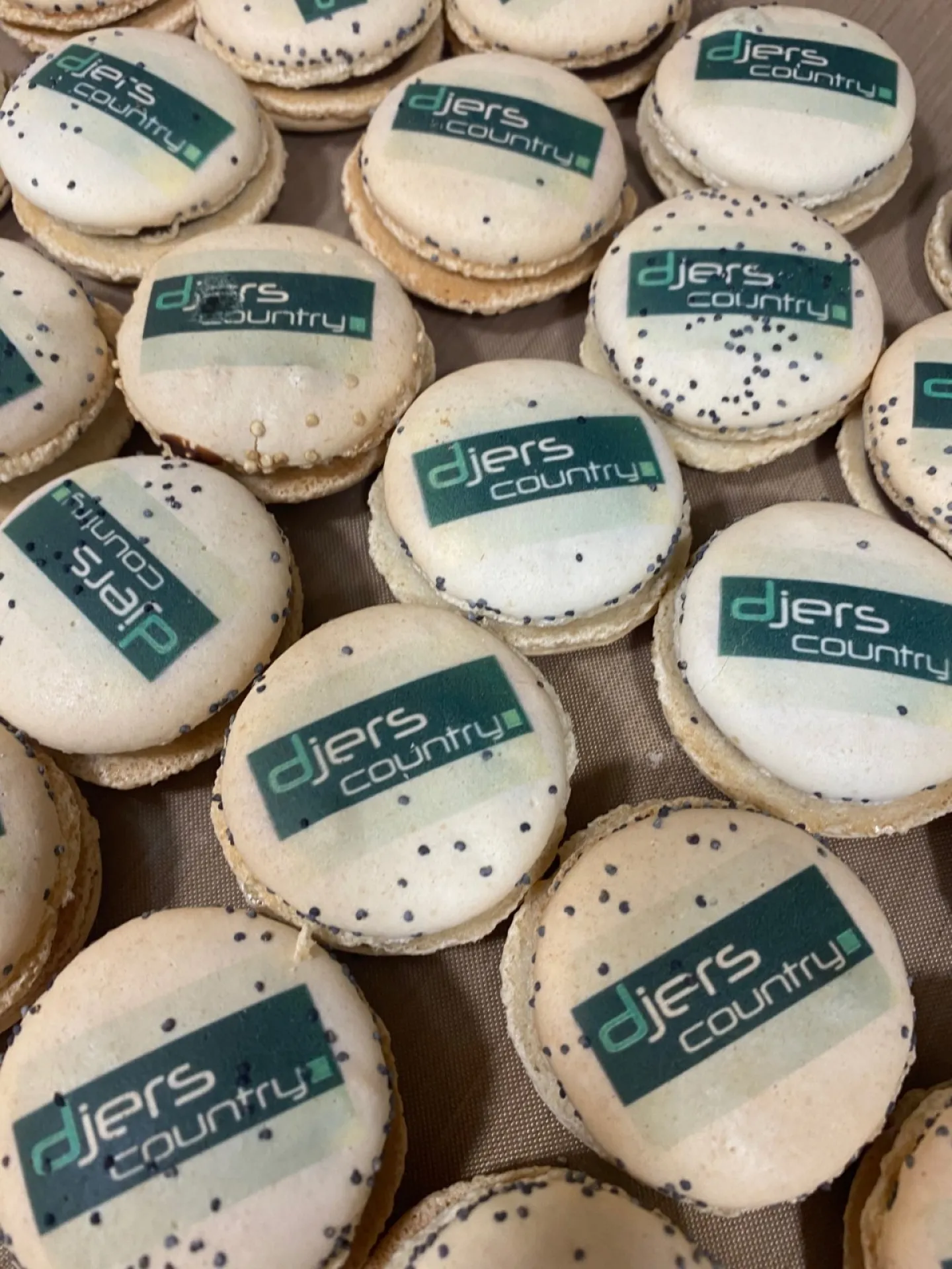 Macarons  personnalisés avec logo d'entreprise à lyon