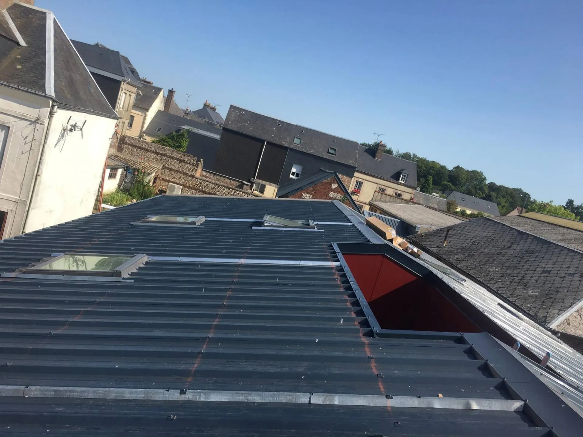 COUVERTURE EN PANNEAUX ISOLANT D'UN BÂTIMENT AVEC LA POSE DE FENÊTRE DE TOIT PROCHE DE VALMONT EN SEINE MARITIME 76