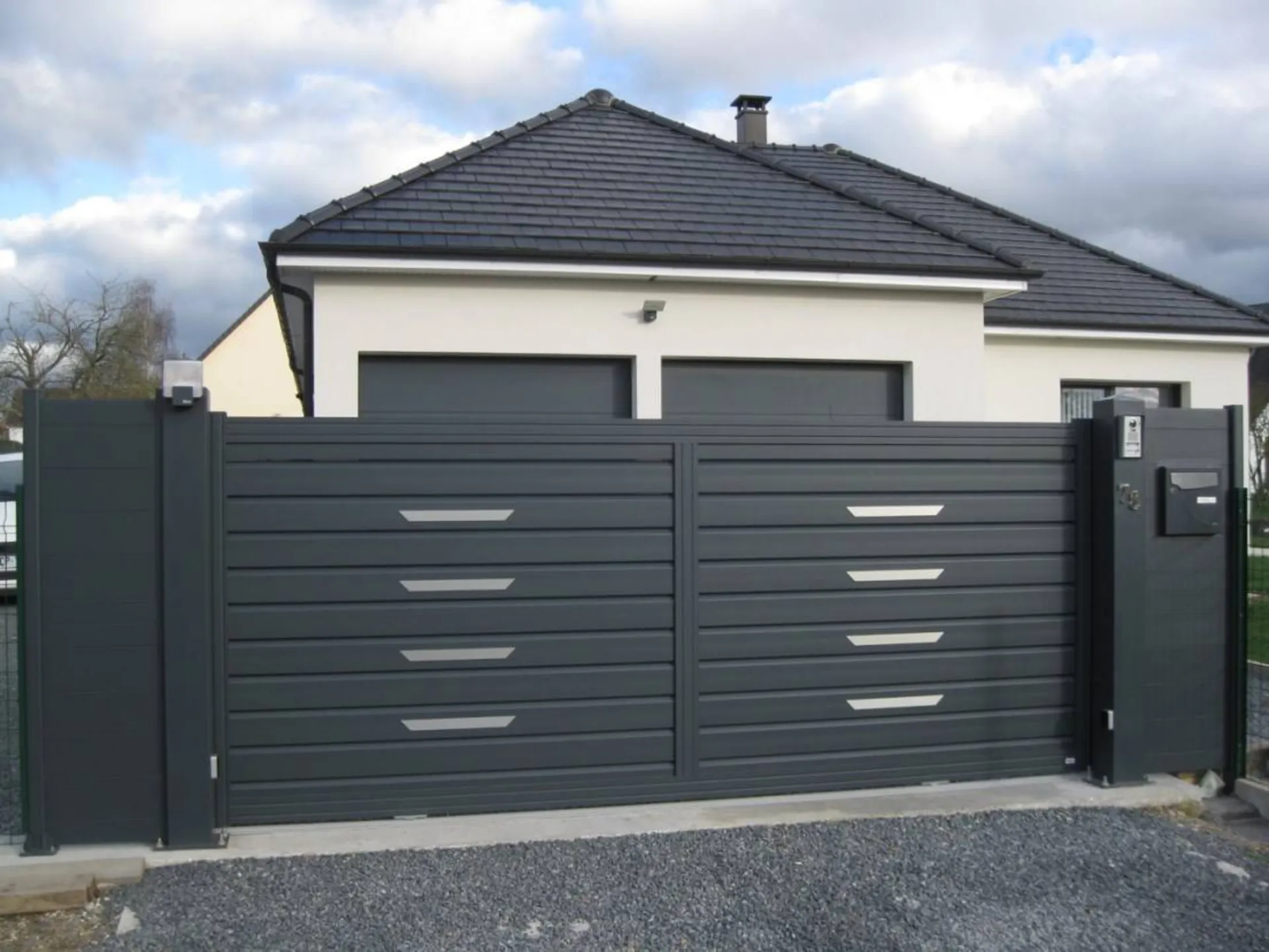 Poseur de portail Aluminium contemporain dans le Calvados 14