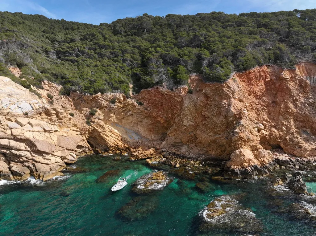 Explorez les trésors cachés des îles et criques du Var lors d'une visite privée avec L'Eden Boat