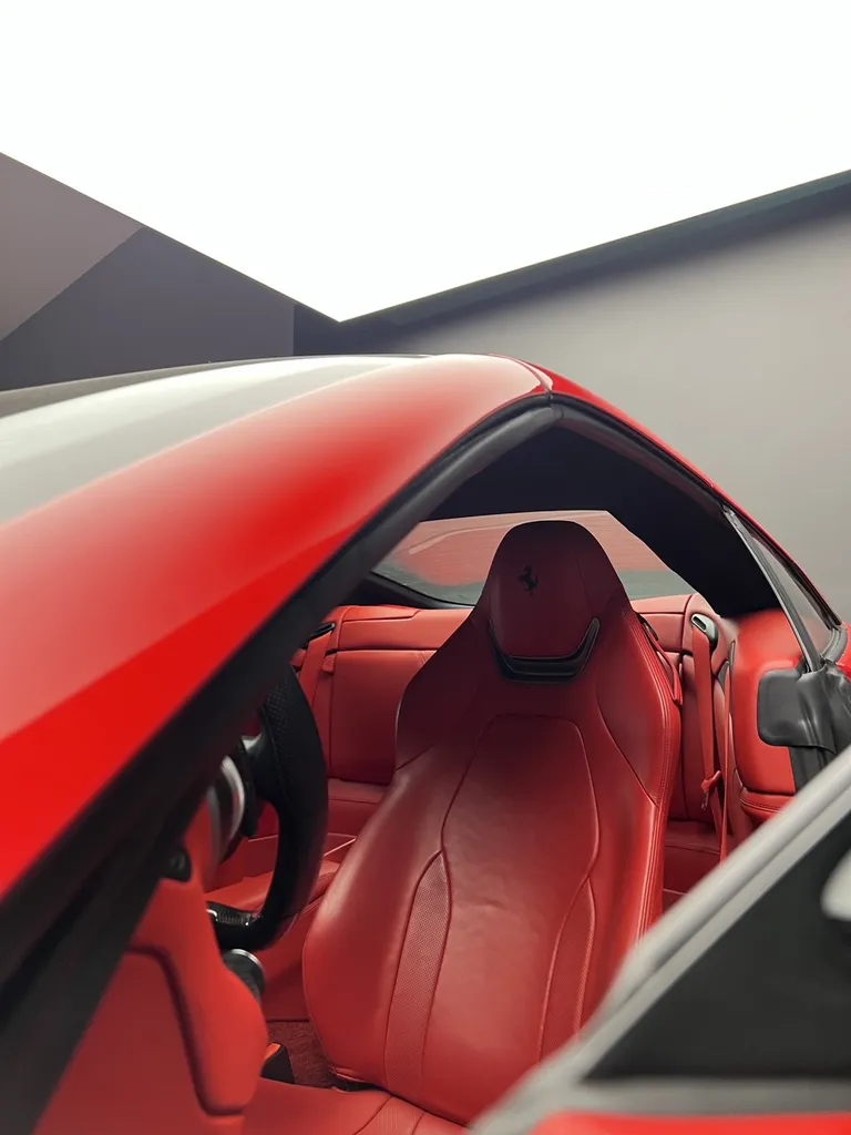 Quand une Ferrari en cache une autre chez DSP Service à Le Mans