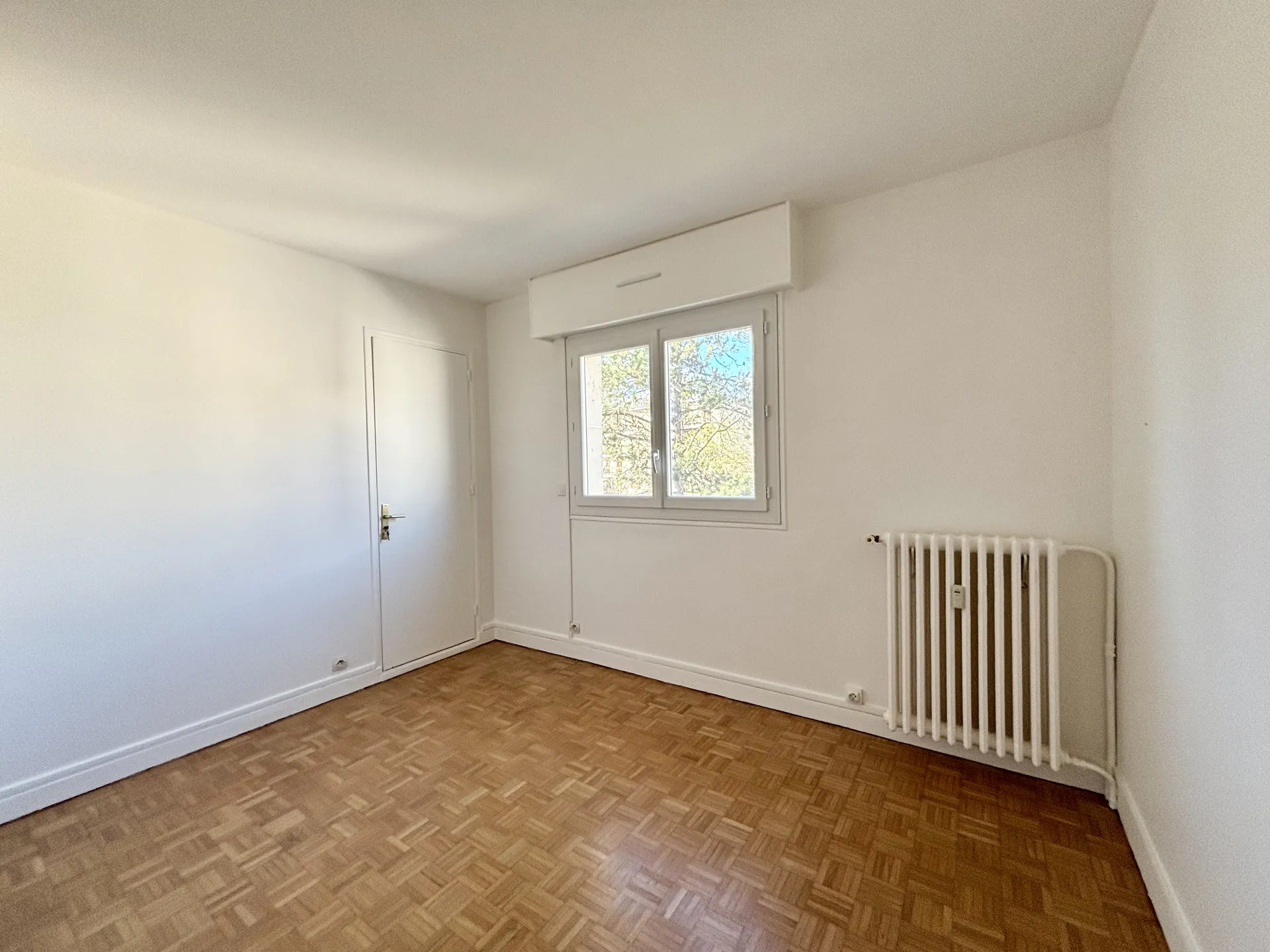 A vendre en Exclusivité un appartement familial à Saint-Germain-En-Laye de 3 chambres dans un cadre verdoyant de 105M² à proximité  des écoles.