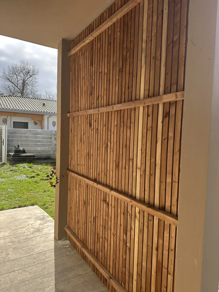 Pose de claustra en bois à lames verticales 