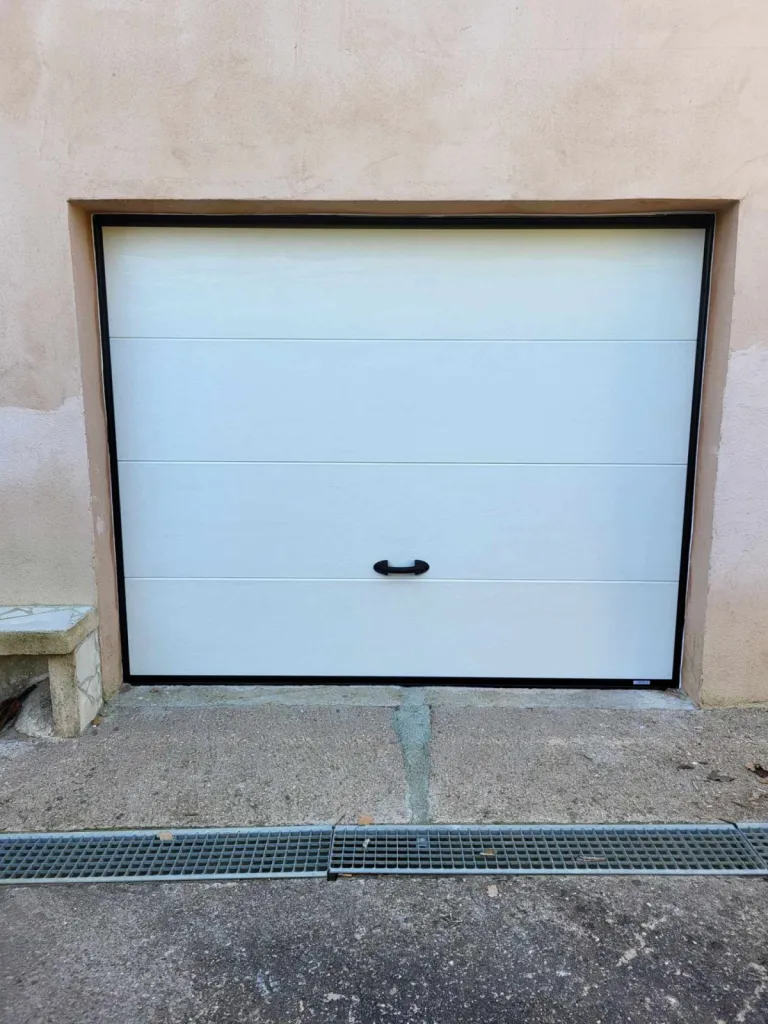 Installation de portes de garage sectionnelles motorisées Somfy à Roquebrune
