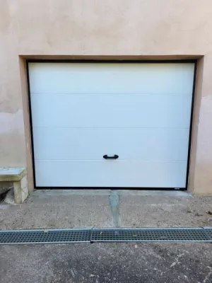 Installation de portes de garage sectionnelles motorisées Somfy à Roquebrune