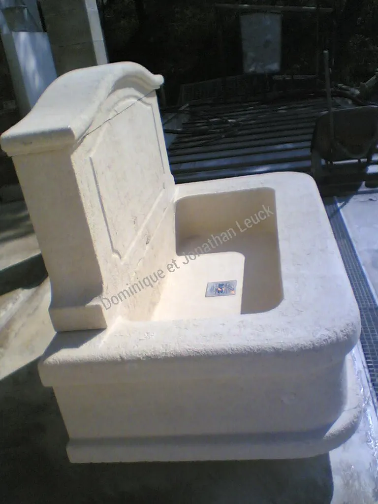 Fontaine De Brignac en pierre de Fontvieille