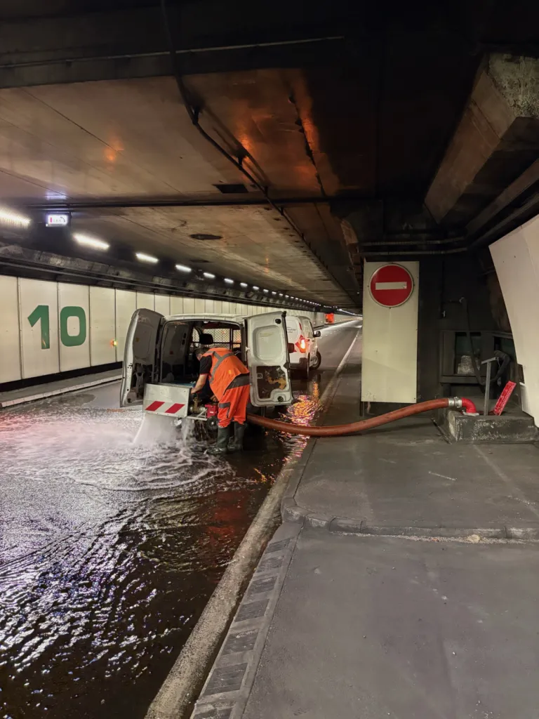 Vérification annuelle des bouches incendie dans un tunnel à Marseille dans les Bouches-du-Rhône