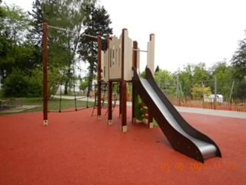 Fourniture d’une structure multi jeux pour enfants fabriquée en France et écoresponsable à Chambéry