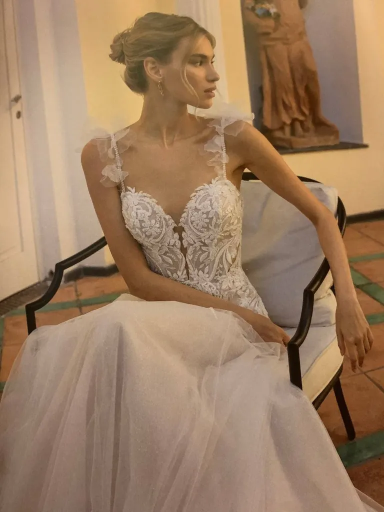 Boutique robes de mariée Marseille robe bohème avec décolleté dentelle et perles exclusivité 2024