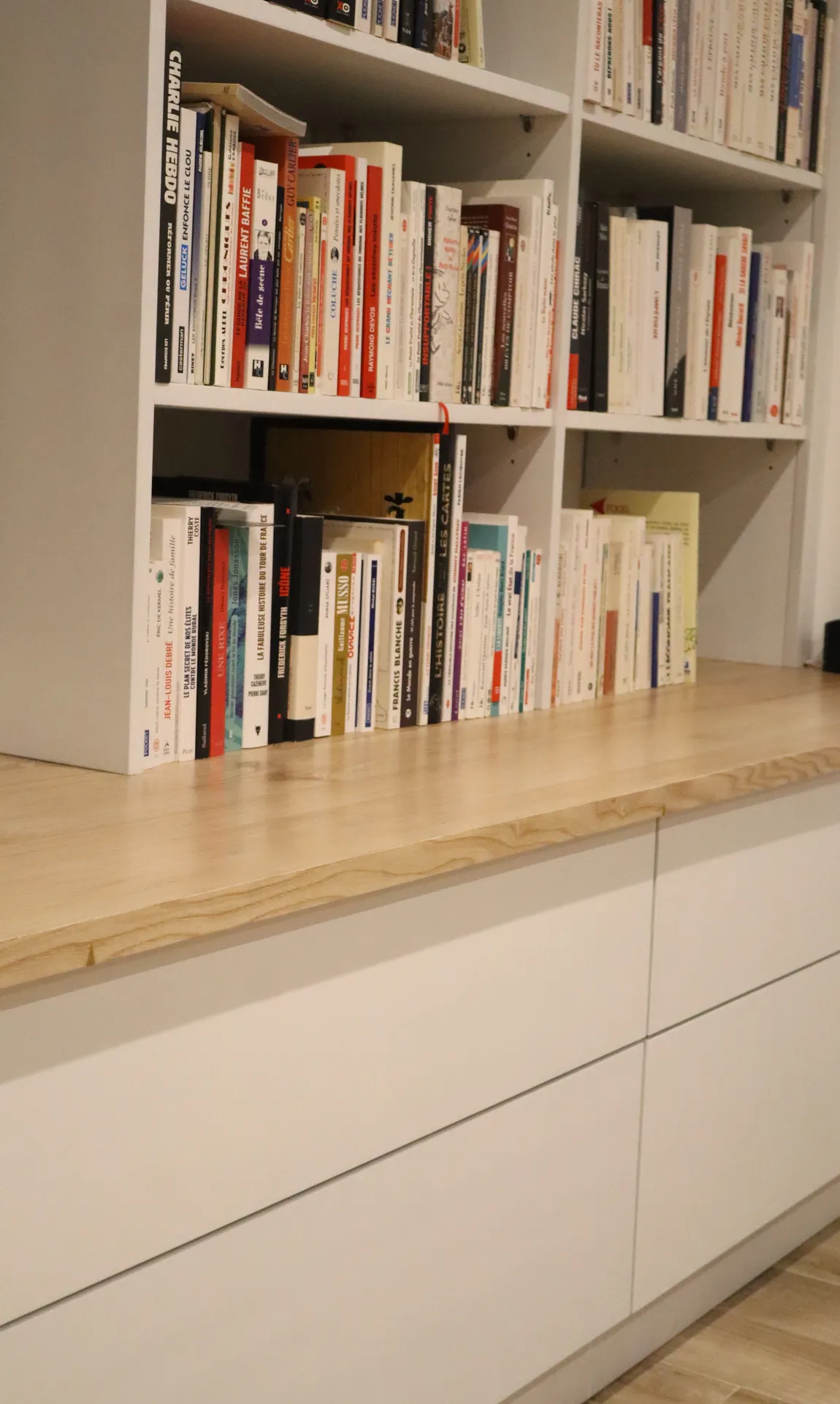 Un meuble TV sur mesure intégré à une biblio-cinémathèque contemporaine pensée pour un espace culturel en Ardèche