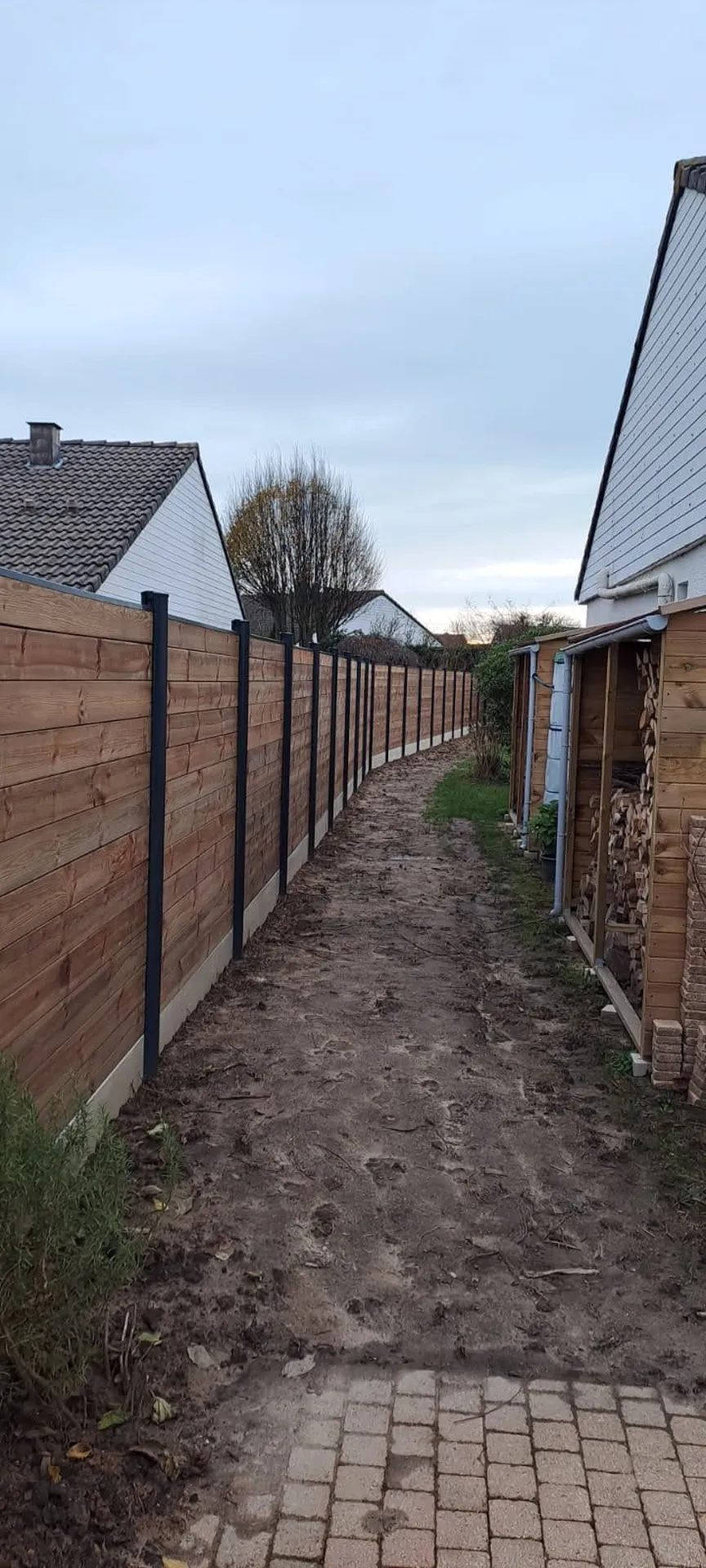 Installation de Clôture occultante mixte acier et bois, lames en bois et Poteaux métalliques à Lieurey dans l'Eure 27 et ses Alentours