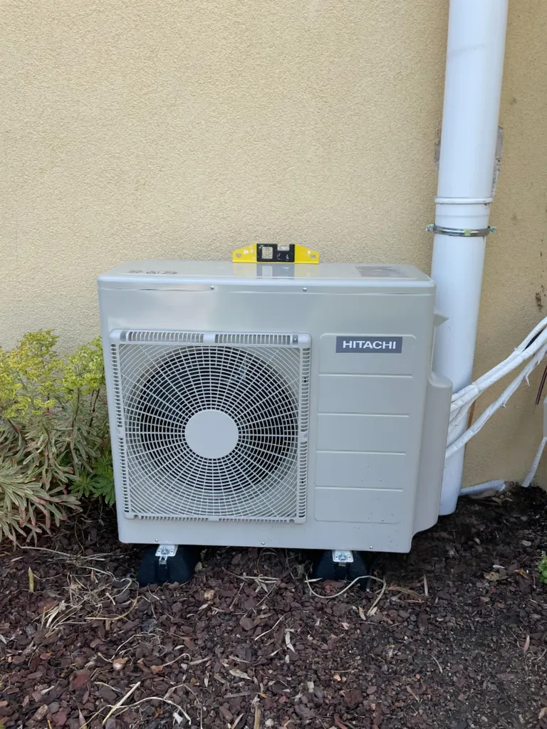 Unité extérieure de pompe à chaleur air/air installée pour le chauffage et la climatisation d’un logement à Lyon (Rhône 69)