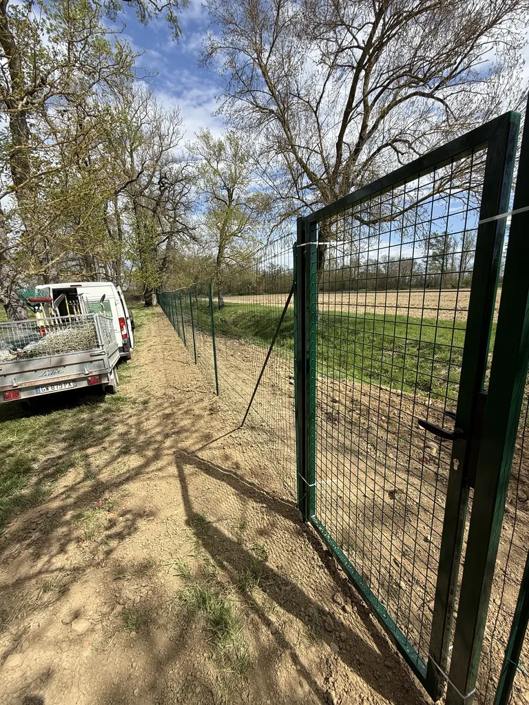 Pose de 90 mètres de clôture souple verte hauteur 1,80 m avec portillon après préparation du terrain à Plaisance-du-Touch