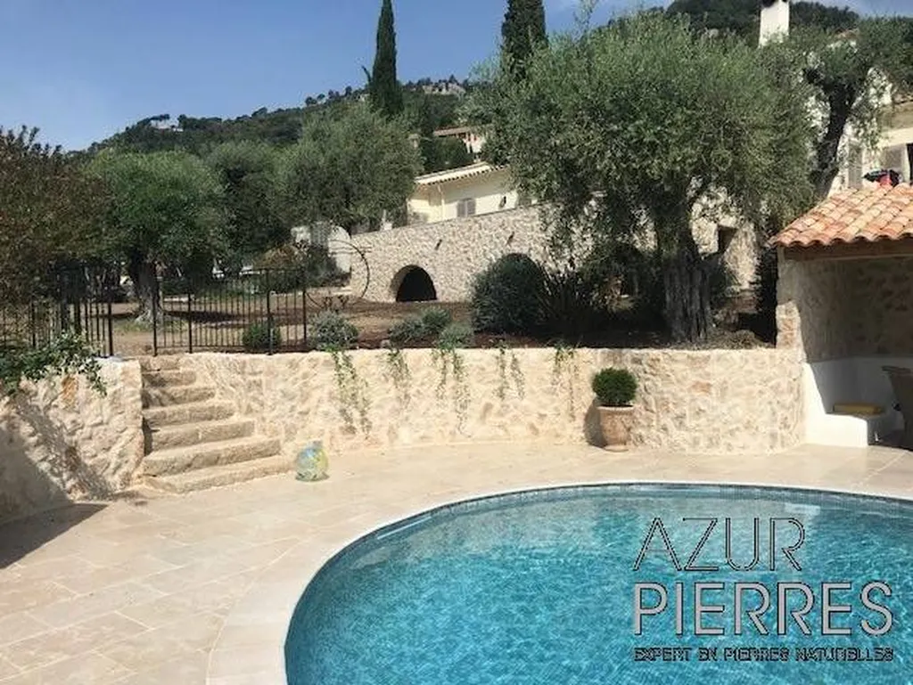 mur en pierre autour piscine