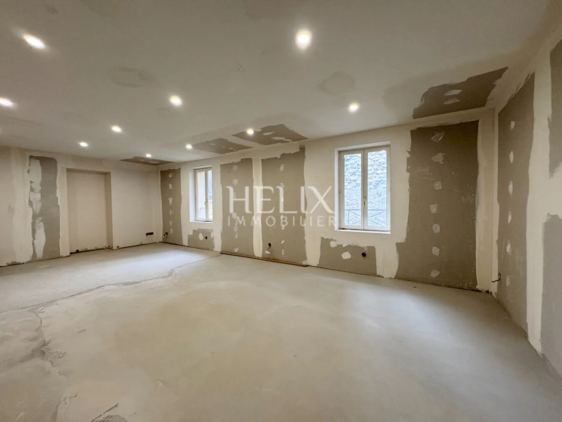 A vendre à Saint Germain en Laye, un appartement en duplex situé au 2ème 3ème et dernier étage d'un immeuble bien entretenu à Saint germain en Laye. 