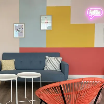 Salle collective modernisée et décorée, adaptée aux besoins des jeunes filles, par l’Atelier D. architecte d’intérieur à Bordeaux.