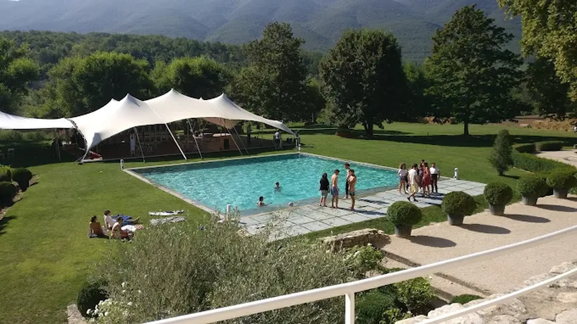 Location salle de mariage bohème à Bonnieux vers Roussillon : salle de mariage avec hébergement dortoir et proche champs de lavandes pour 200 personnes avec prestation mixologie