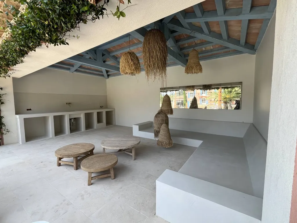 Pool house moderne avec béton ciré beige