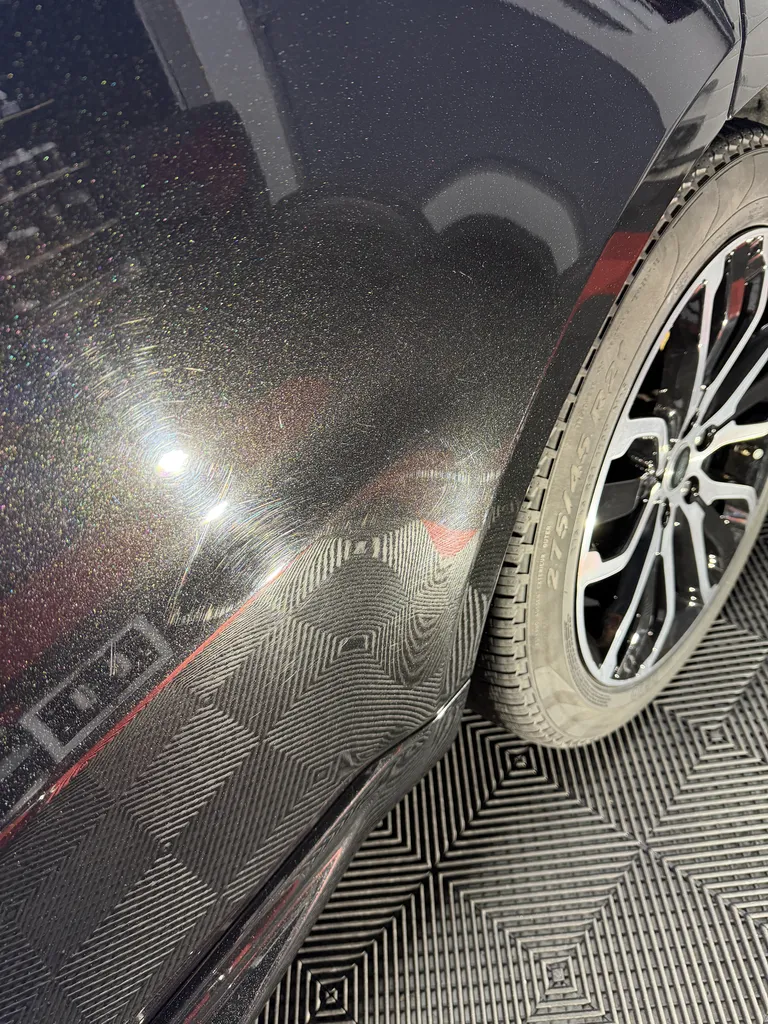 Polissage carrosserie pour correction des micro-rayures et défauts vernis sur ce Range Rover Sport HSE proche de Val d’Europe