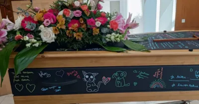 personnalisation du cercueil paraphe peinture noire effet ardoise pour écrire dessus Pompes funèbres Pinault