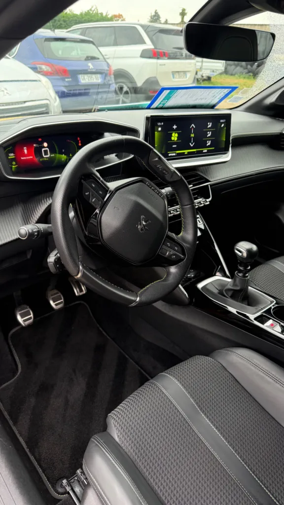 Nettoyage automobile haut de gamme Peugeot 208 à Saint just Saint Rambert , remise à neuf esthétique, finitions précises, résultat impeccable digne d’un véhicule neuf