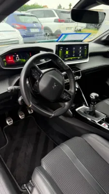 Nettoyage automobile haut de gamme Peugeot 208 à Saint just Saint Rambert , remise à neuf esthétique, finitions précises, résultat impeccable digne d’un véhicule neuf