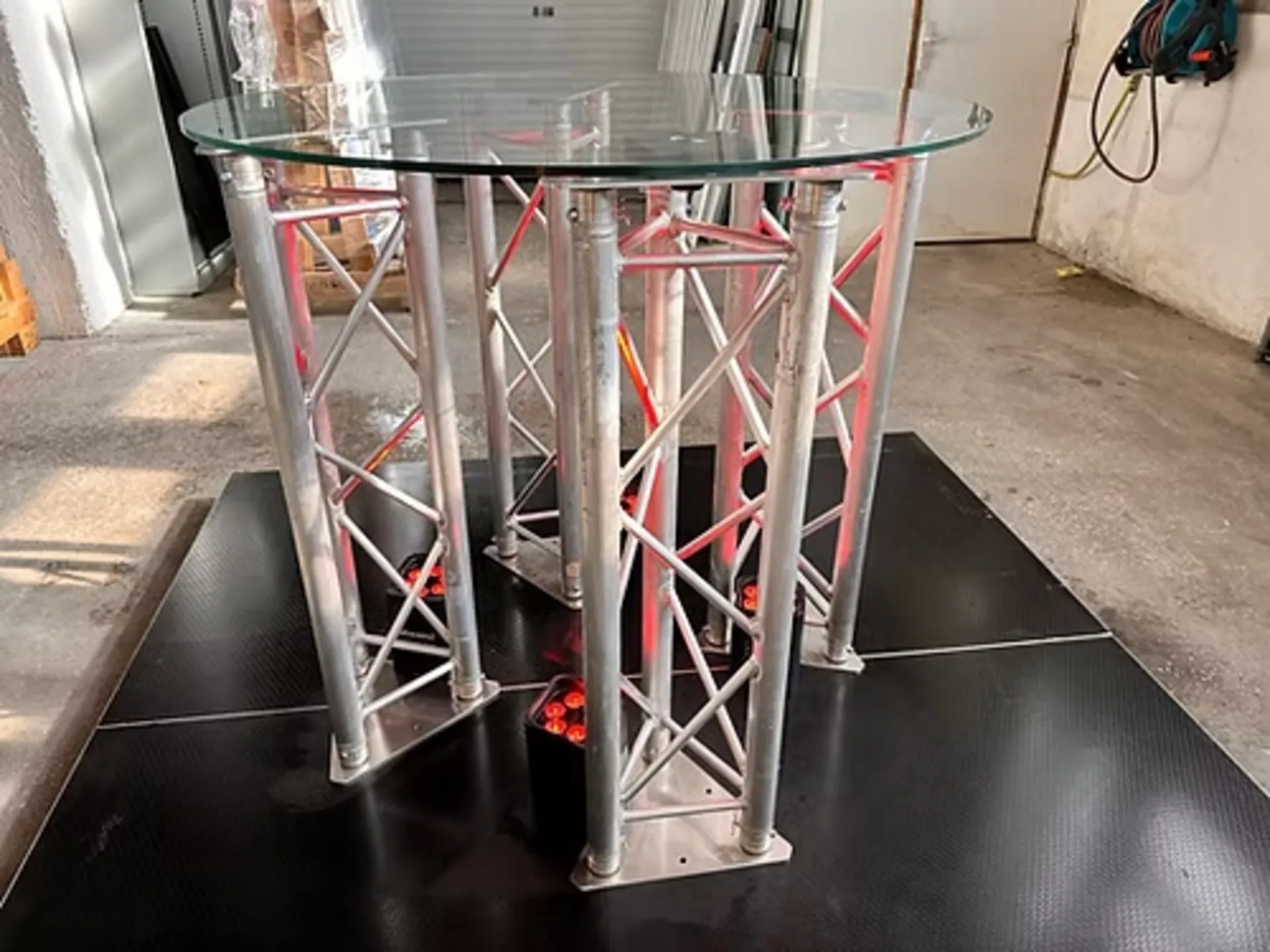 TABLE VERRE DESIGN AVEC PIEDS STRUCTURES ALU