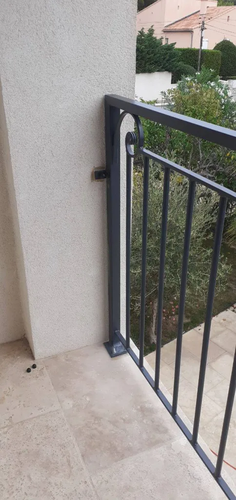 GARDE CORPS DE SECURITE FABRIQUE SUR MESURE EN FER FORGE DANS LA REGION PACA 
