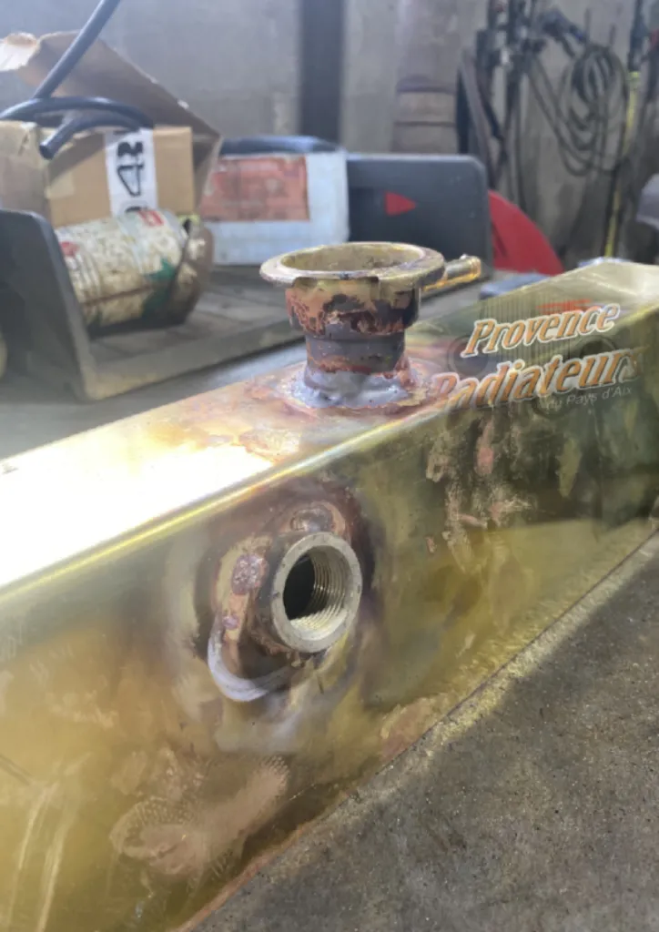 Fabrication de boîtes de collecteurs de radiateur de GE SDMO