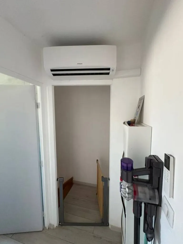 Système Bisplit Hitachi AirHome multi 5,5 kW à Simiane-Collongue.