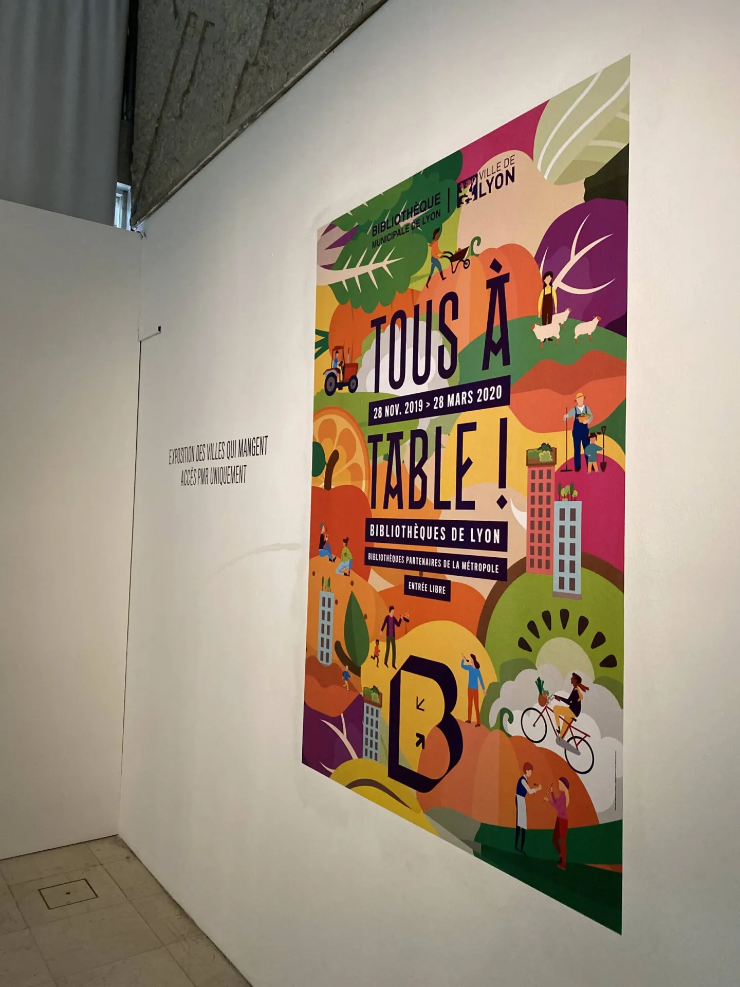 “Tous à table !”, l’exposition imprimée à la Bibliothèque Municipale de la Part-Dieu par AGG PRINT