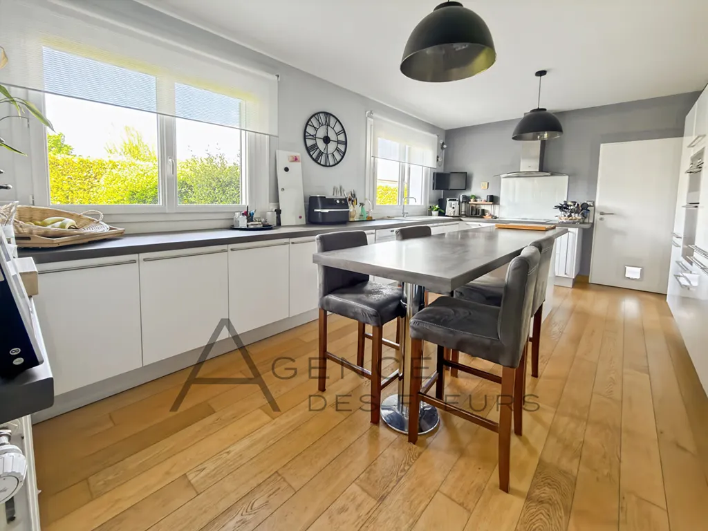 A vendre maison de 185 m² édifiée sur un terrain de 3249 m² située dans la commune ST PIERRE DES FLEURS 27370